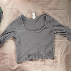 Cropped, mid sleeve, ribbed shirt